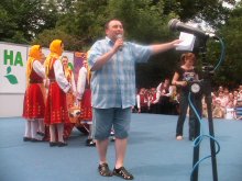 Руслан Мъйнов забавлява децата от "Южен" по случай празника