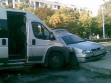 Маршрутка и лек автомобил катастрофираха в Кючука