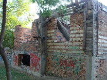 След публикация в Plovdiv24.bg: Премахват зловещата и опасна сграда в парк в "Южен"