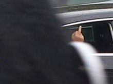 Депутат от Атака показа среден пръст на протестиращите