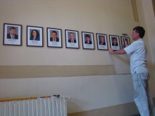 Портретите на топобщинарите закачени на стената на Общината