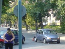 Млада дама отне предимство и предизвика катастрофа, двама пострадаха