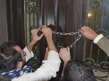 Залостиха вратите на Софийския университет с вериги
