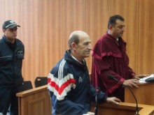 Вижте потресаващата история на едно дете, бито и унижавано на метален стълб