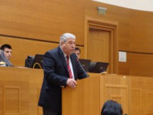 Гърневски пак култов в местния парламент, захапа Славчо и компания