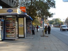 Оправят настилката около новите спирки до дни