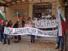 Пловдивски студенти излязоха на протестно шествие, блокират кръстовище