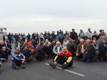 Животновъди блокираха с телата си пътя за Труд!