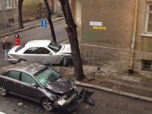 "Мерцедес" се удари челно в жилищна сграда след катастрофа в Центъра