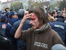 Вижте как полицията пребива студентите пред парламента