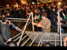 След полицията, управляващите хвърлиха и медиите срещу протестиращите