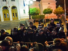 Полицията тръгна срещу протестиращите, те скандират: Това не е Москва