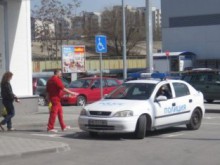Полицейска патрулка нацели ограда на къща
