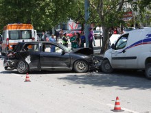 Пет коли се нанизаха във верижна катастрофа на "Кукленско шосе"