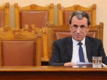 Орешарски ще уволнява държавни служители, които участват в протестите