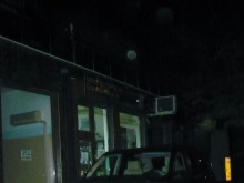 Нагъл шофьор спря пред врата на магазин, зае и цял тротоар