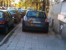 Нагло паркиране под прозорците на жилищен блок в "Тракия"