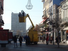 Вече монтират коледната украса по Главната