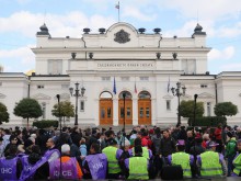 Хиляди протестират пред Народното събрание