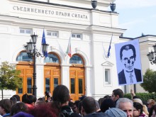 Замерят Народното събрание с домати, студентите атакуват с картонени пушки