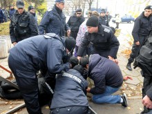 Полицай припадна на протестите край Народното събрание