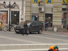 Без коментар: Супернаглец паркира джипа си току до Римския стадион!