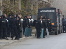 Бежанци удариха полицай с камък след бунт заради смърт