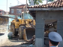 Събориха четири незаконни ромски къщи