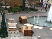 Започна изграждането на коледния базар