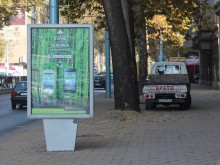 Камион паркира безобразно и безнаказано на тротоар в Центъра