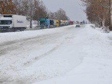 Скъсани проводници, обледявания и паднали дървета в Североизточна България
