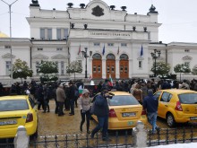 Пловдивски таксиджии атакуваха парламента!
