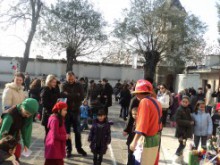 Украсяват елхичката в двора на Арменската църква 