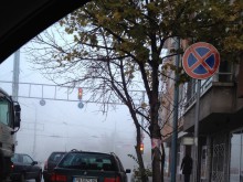 Наглец паркира на кръстовище, пречи на движението