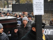 Актьори "погребаха" Народното събрание