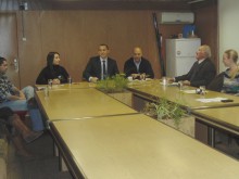 Умуват как да намалят броя на просещите деца до Руския пазар и КАТ