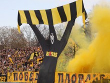 Опашка за билети пред "Христо Ботев"