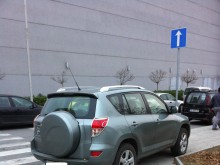 Продължава наглото паркиране на тротоари, този път зад Мол-а