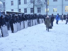 Сблъсъци в Киев, милицията обгради демонстрантите