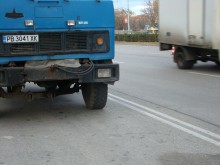 Млада дама се натресе в камион на ОП "Градини и паркове" по невнимание, задръсти надлез "Родопи"