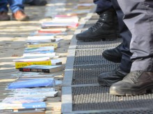 Протестиращи преподаватели оградиха парламента с книги