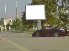 Мъж се заби в стълб и избяга, спътничката му в болница