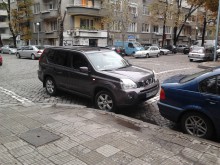 Наглец с "Нисан" паркира на пешеходна пътека в Центъра на Пловдив