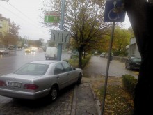 Пореден наглец паркира безобразно! Този път на място за хора с увреждания!