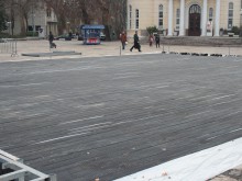 Започна монтирането на ледената пързалка, заработва в събота