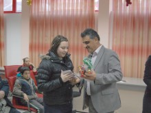Коледни помощи за сираци и деца с увреждания от община "Марица"