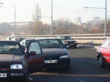 Верижна катастрофа на надлез "Родопи", "Пежо" нацели аварирал "Голф"