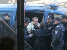 Доведоха с вериги в съда пловдивския удушвач, пратиха го в психиатрия!