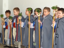 Коледари от ЦДГ "Мая" зарадваха възрастни хора