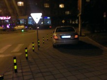 Новите тротоари на ул. "Богомил" се превърнаха в паркинг